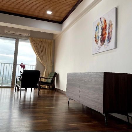 The Venus - Spacious Wooden Top Floor Apartment Sitiawan Eksteriør billede