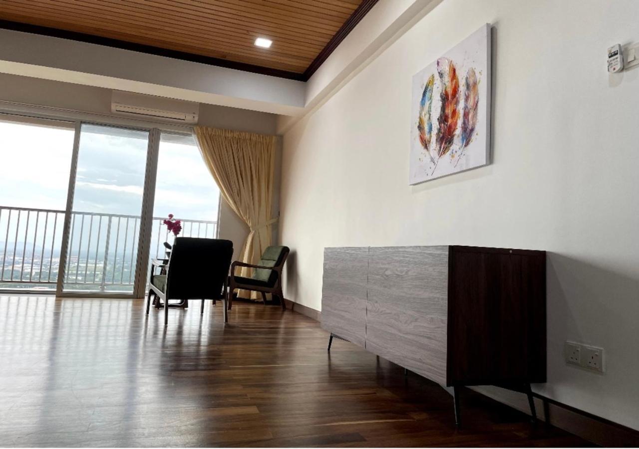 The Venus - Spacious Wooden Top Floor Apartment Sitiawan Eksteriør billede