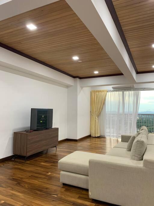 The Venus - Spacious Wooden Top Floor Apartment Sitiawan Eksteriør billede